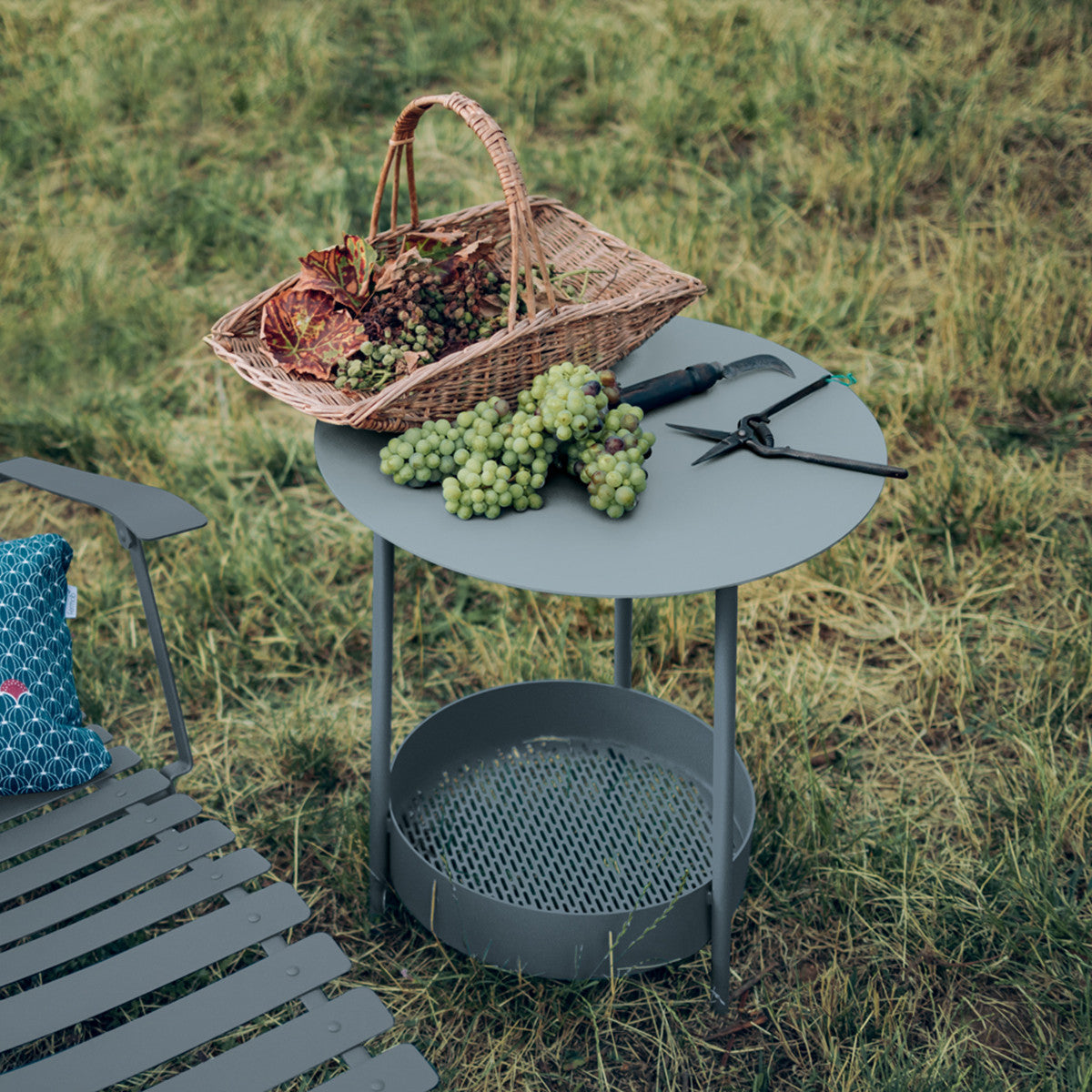 Salsa Pedestal Table